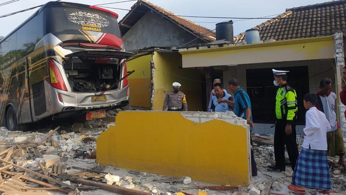 bus malam tabrak 4 rumah di paciran lamongan