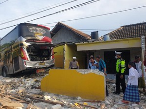 Bus Malam di Lamongan Tabrak 4 Rumah Sebabkan 8 Orang Terluka