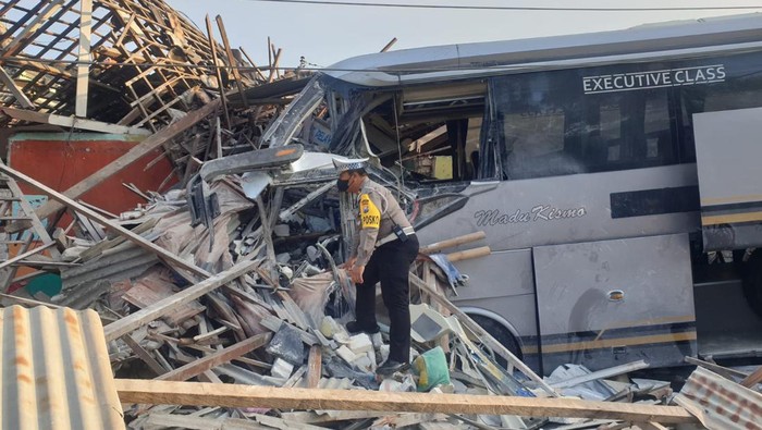 bus malam tabrak 4 rumah di paciran lamongan