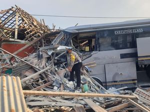 Kerasnya Hantaman Bus Malam Sebabkan 4 Rumah Rusak-8 Orang Luka