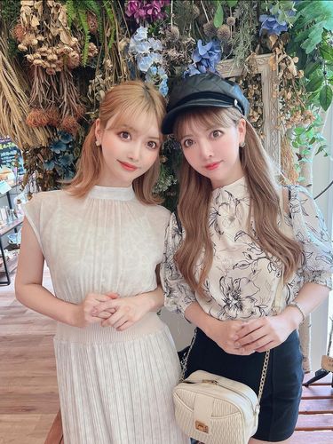 Chie dan Chika Yoshikawa.