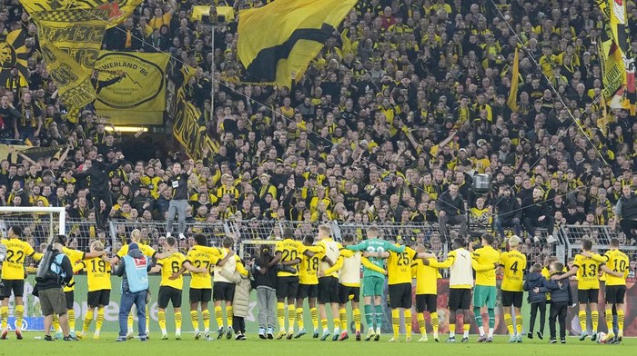 Pertandingan antara Borussia Dortmund vs Bayern Munich berakhir imbang 2-2. Tambahan satu poin membuat Bayern tertahan di posisi ketiga klasemen dengan 16 poin.