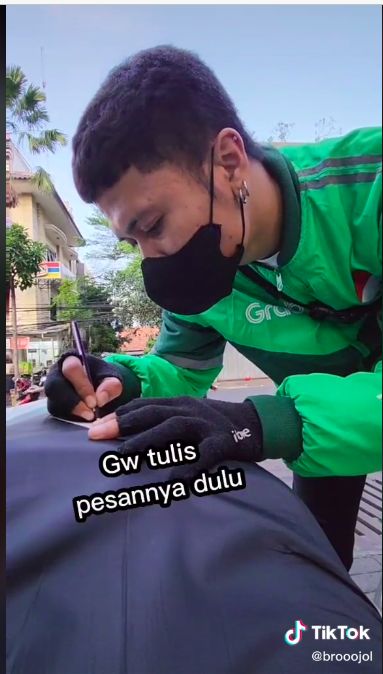 Driver ojol bantu pesanan pelanggan