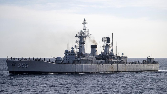 Dua Kapal Perang Indonesia Latihan di Laut Flores Awak KRI Abdul Halim Perdanakusuma-355 melakukan peran parade roll saat pelaksanaan