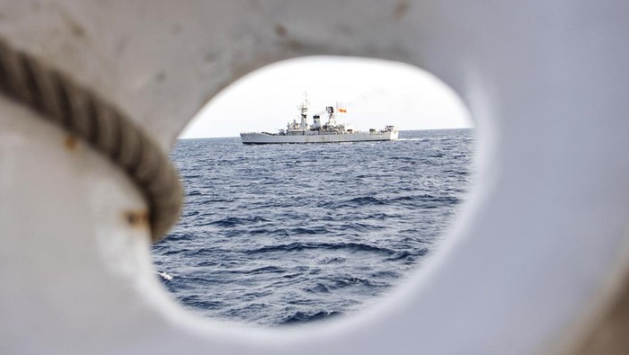 Awak KRI Abdul Halim Perdanakusuma-355 melakukan peran parade roll  saat pelaksanaan Passing Exercise (Passex) dengan KRI Bima Suci-945 di perairan laut Flores, Nusa Tenggara Barat (NTB), Minggu (9/10/2022). Dalam Passex tersebut KRI Bima Suci-945 bersama KRI Abdul Halim Perdanakusuma-355 melaksanakan latihan Passing Exercise (Passex) dan Flaghoist Exercise atau latihan isyarat bendera kerek. ANTARA FOTO/Nova Wahyudi/foc.