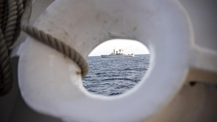 Dua Kapal Perang Indonesia Latihan di Laut Flores Awak KRI Abdul Halim Perdanakusuma-355 melakukan peran parade roll saat pelaksanaan