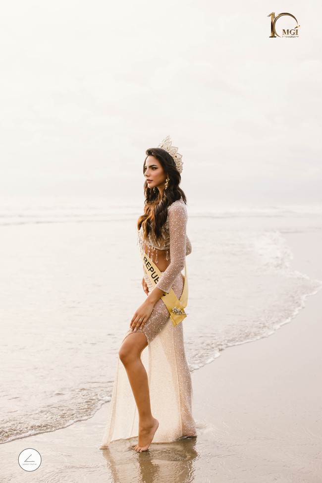 Finalis Miss Grand International 2022 asal Republik Dominika, Jearmanda Ramos tampil dengan gaun transparan berdetail cut out saat berpose di tepi Pantai Seminyak Bali. Foto: Dok Yayasan Dunia Mega Bintang