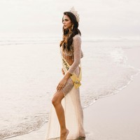 Finalis Miss Grand International 2022 asal Republik Dominika, Jearmanda Ramos tampil dengan gaun transparan berdetail cut out saat berpose di tepi Pantai Seminyak Bali. Foto: Dok Yayasan Dunia Mega Bintang