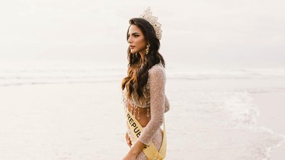 Pose Menggoda Miss Grand International di Pantai Bali