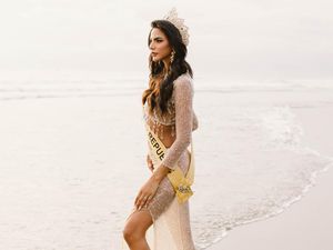 Pose Menggoda Miss Grand International di Pantai Bali