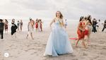 Pose Menggoda Miss Grand International di Pantai Bali