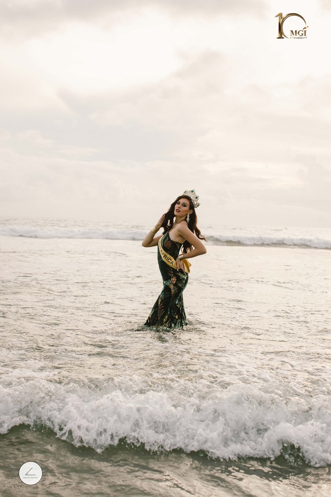 Salah satu kegiatan 69 finalis Miss Grand International 2022 di Bali adalah menghadiri upacara penyambutan yang dilakukan Ivan Gunawan selaku pendiri Yayasan Mega Bintang dan Presiden Organisasi Miss Grand International Nawat Itsaragrisil. Dalam upacara penyambutan itu, Nawat mengajak 69 finalis berpose di tepi pantai. Foto: Dok Yayasan Dunia Mega Bintang