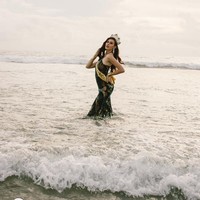 Salah satu kegiatan 69 finalis Miss Grand International 2022 di Bali adalah menghadiri upacara penyambutan yang dilakukan Ivan Gunawan selaku pendiri Yayasan Mega Bintang dan Presiden Organisasi Miss Grand International Nawat Itsaragrisil. Dalam upacara penyambutan itu, Nawat mengajak 69 finalis berpose di tepi pantai. Foto: Dok Yayasan Dunia Mega Bintang