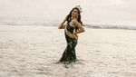 Pose Menggoda Miss Grand International di Pantai Bali