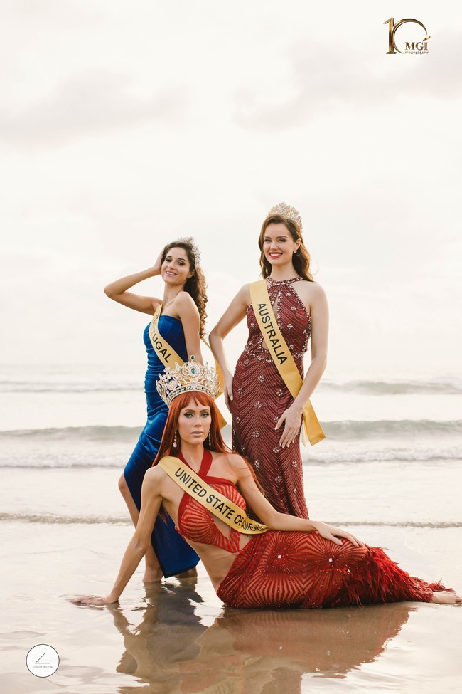 Inilah momen finalis Miss Grand International 2022 asal Amerika Serikat, Portugal dan Australia berpose di tepi pantai kawasan The Seminyak Beach Resort and Spa. Foto: Dok Yayasan Dunia Mega Bintang