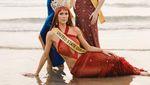 Pose Menggoda Miss Grand International di Pantai Bali
