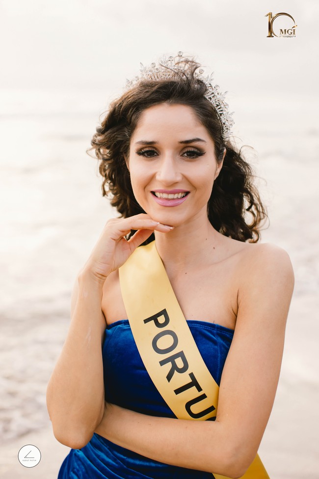 Menurut Ivan Gunawan selaku Ketua Yayasan Mega Bintang yang menyelenggarakan Miss Grand International 2022 di Indonesia, dia sengaja membuat acara ulang tahun ke-10 Miss Grand International menjadi spesial. Ivan mengajak finalis Miss Grand International 2022 berjalan ke arah laut dan berpose di tepi pantai Seminyak. Foto: Dok Yayasan Dunia Mega Bintang