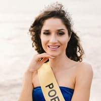 Menurut Ivan Gunawan selaku Ketua Yayasan Mega Bintang yang menyelenggarakan Miss Grand International 2022 di Indonesia, dia sengaja membuat acara ulang tahun ke-10 Miss Grand International menjadi spesial. Ivan mengajak finalis Miss Grand International 2022 berjalan ke arah laut dan berpose di tepi pantai Seminyak. Foto: Dok Yayasan Dunia Mega Bintang