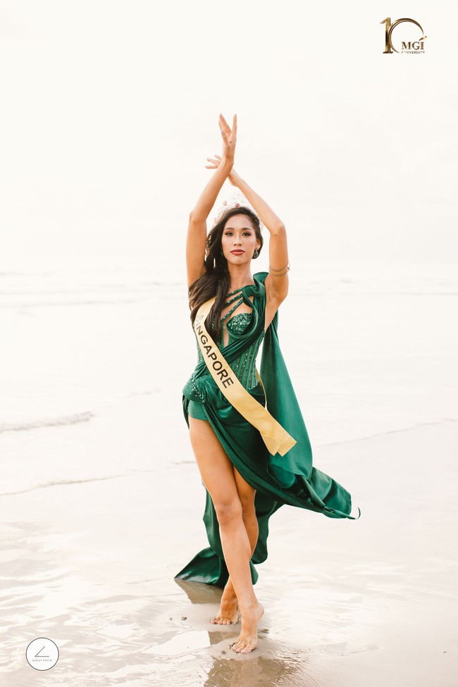 Miss Grand Singapore Emilbiany Nenggal Intong berpose di kawasan Pantai Seminyak Bali. Posenya ini merupakan bagian dari perayaan ke-10 Miss Grand International. Foto: Dok Yayasan Dunia Mega Bintang