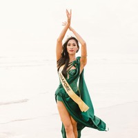 Miss Grand Singapore Emilbiany Nenggal Intong berpose di kawasan Pantai Seminyak Bali. Posenya ini merupakan bagian dari perayaan ke-10 Miss Grand International. Foto: Dok Yayasan Dunia Mega Bintang