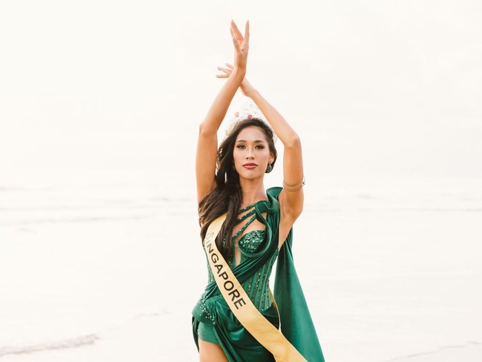 Finalis Miss Grand International 2022 berpose di Pantai Seminyak, Bali.