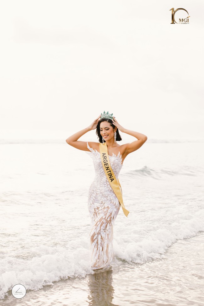 Miss Grand Argentina 2022 Camila Barraza menikmati momen berpose di tepi Pantai Seminyak, Bali. Foto: Dok Yayasan Dunia Mega Bintang