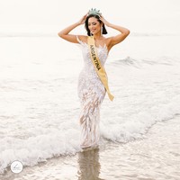 Miss Grand Argentina 2022 Camila Barraza menikmati momen berpose di tepi Pantai Seminyak, Bali. Foto: Dok Yayasan Dunia Mega Bintang