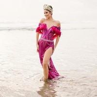 Cantiknya Miss Grand Spanyol 2022 Hirisley Jimenez saat berpose bertelanjang kaki dan membiarkan gaun glamournya terkena ombak Pantai Seminyak. Foto: Dok Yayasan Dunia Mega Bintang