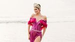 Pose Menggoda Miss Grand International di Pantai Bali