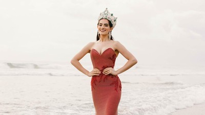 10 Foto Kecantikan Finalis Miss Grand International Pose di Pantai Bali