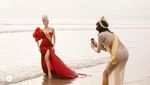 Pose Menggoda Miss Grand International di Pantai Bali