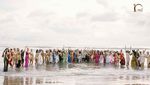 Pose Menggoda Miss Grand International di Pantai Bali