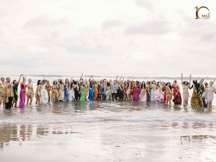 Finalis Miss Grand International 2022 berpose di Pantai Seminyak, Bali.