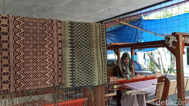 Fitri yang menenun kain songket yang digunakan Ariel Tatum