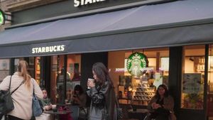 Pose Kece Wendy Walters Saat Ngopi dan Nikmati Cocktail