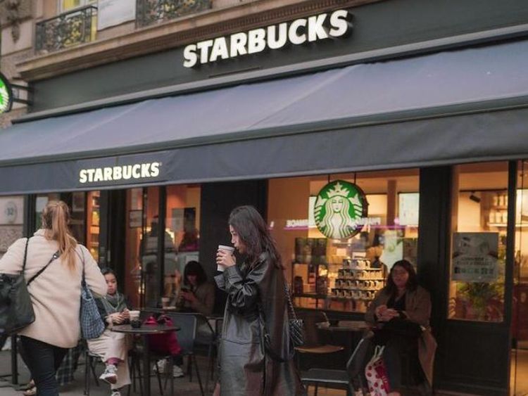 Pose Kece Wendy Walters Saat Ngopi dan Nikmati Cocktail