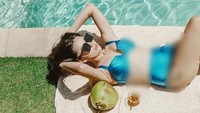 Tak hanya ikut melukat, Wendy juga berjemur di pinggir kolam saat berada di Bali. Ditemani kelapa yang segar untuk menghempas panasnya matahari. Foto: Instagram/wendywalters
