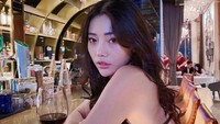 Tak lengkap rasanya bagi Wendy jika tidak mengunjungi bar. Anggur merah yang berpadu dengan dress hitam membuatnya tampak elegan. Foto: Instagram/wendywalters