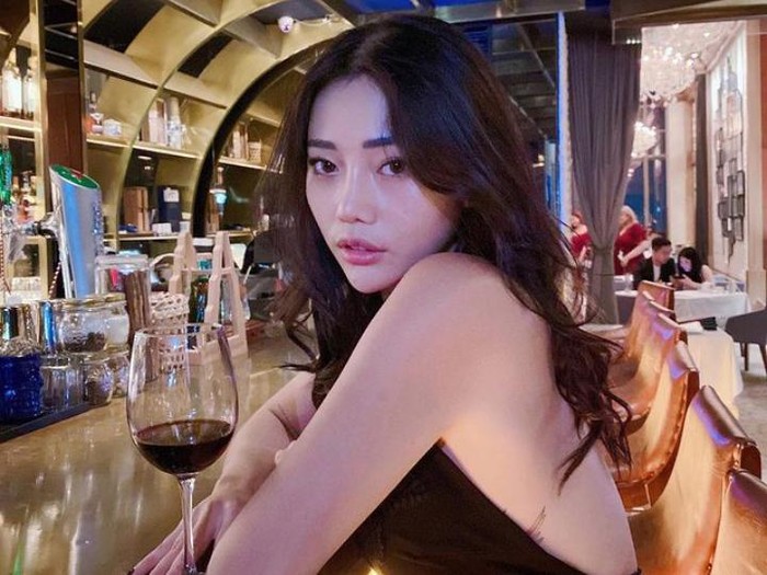 Pose Kece Wendy Walters Saat Ngopi dan Nikmati Cocktail