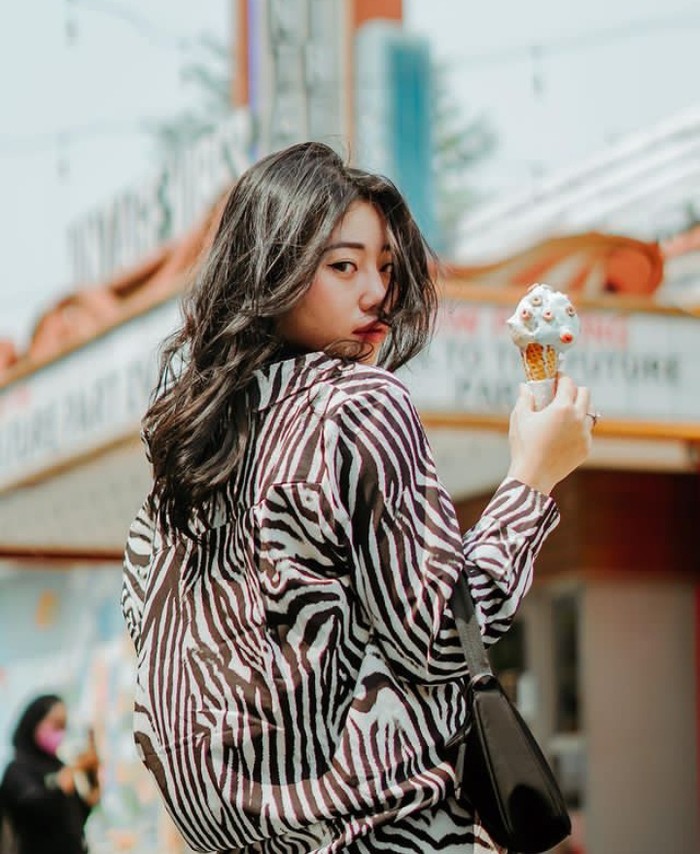 Galeri Wendy Walters Pose Kece Wendy Walters Saat Ngopi dan Nikmati Cocktail