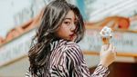 Pose Kece Wendy Walters Saat Ngopi dan Nikmati Cocktail
