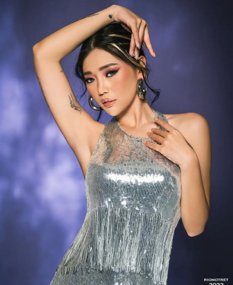 Pose Kece Wendy Walters Saat Ngopi dan Nikmati Cocktail
