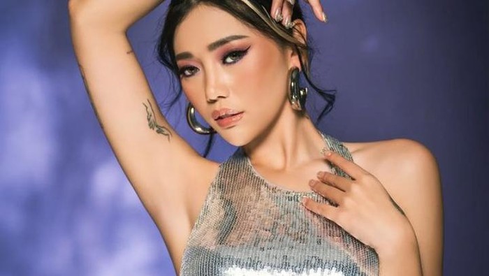 Pose Kece Wendy Walters Saat Ngopi dan Nikmati Cocktail