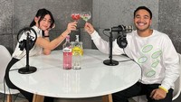 Wendy Walters seringkali hadir sebagai bintang tamu pada acara podcast. Sajian cocktail jadi minuman yang menyambutnya selama melakukan rekaman. Foto: Instagram/wendywalters
