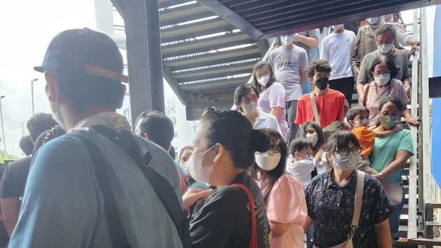Gempa membuat pengunjung IKEA Alam Sutera berhamburan keluar.