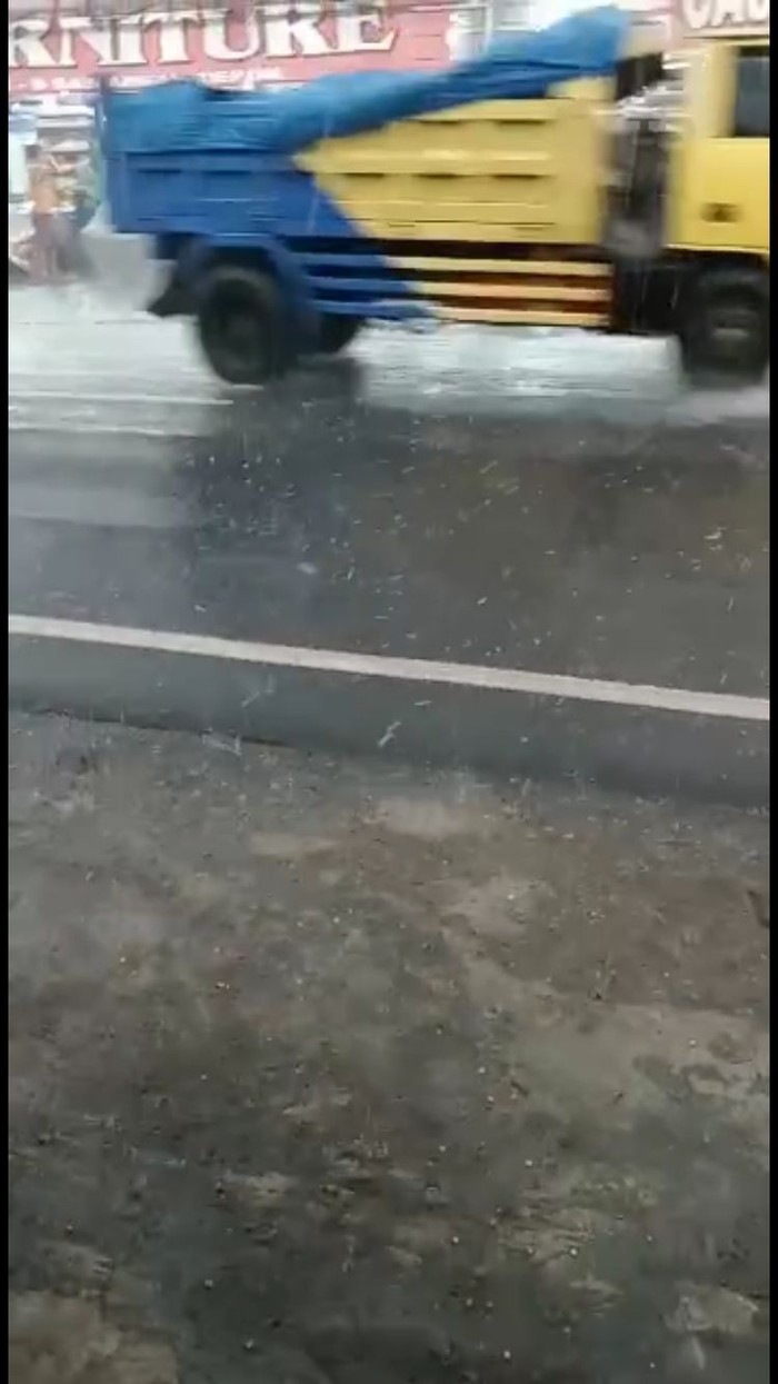 Hujan es guyur Sawangan Depok (Istimewa)