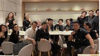 Kehidupan mewahnya pun sering ia habiskan bersama teman-temannya. Seperti ini ketika Isa Zega dan rombongannya makan di sebuah restoran. Foto: Instagram @zega_real