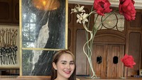 Kalau ini ketika Isa Zega menikmati segelas moktail yang segar di suatu kafe. Foto: Instagram @zega_real