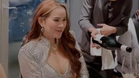 Diduga transgender, Isa Zega pun tetap tampil menawan menggunakan dress mewah di pesta ulang tahun temannya. Ia pun hendak menikmati segelas wine. Foto: Instagram @zega_real