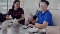 Isa Zega juga sering kumpul sambil nge teh sore di kafe bersama teman-temannya nih. Foto: Instagram @zega_real